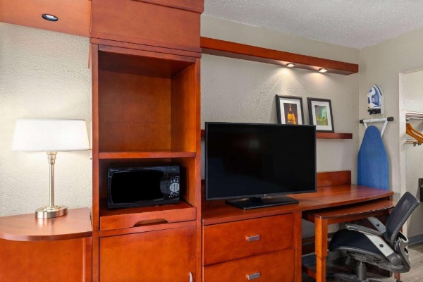 Days Inn by Wyndham Knoxville East image 11