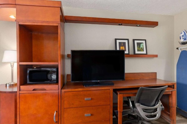 Days Inn by Wyndham Knoxville East image 14