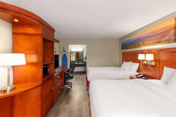 Days Inn by Wyndham Knoxville East image 16