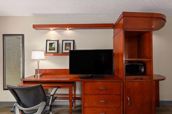 Days Inn by Wyndham Knoxville East image 18