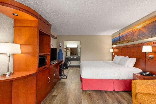 Days Inn by Wyndham Knoxville East image 22