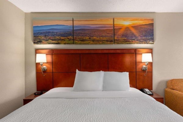 Days Inn by Wyndham Knoxville East image 23