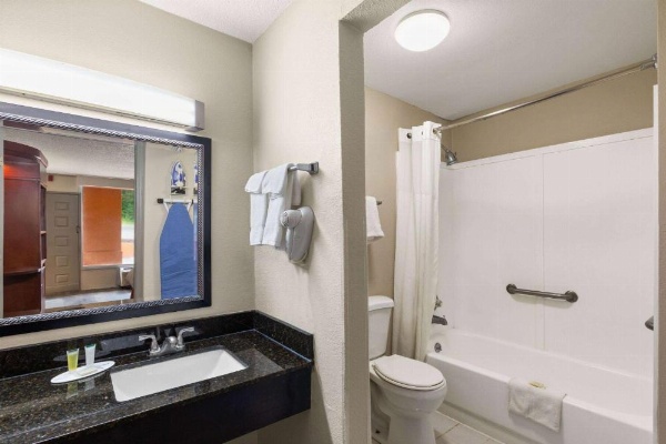 Days Inn by Wyndham Knoxville East image 25