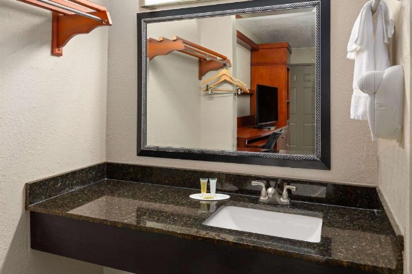 Days Inn by Wyndham Knoxville East image 26