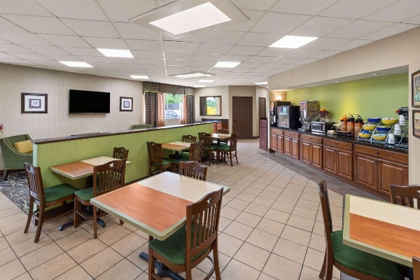 Days Inn by Wyndham Knoxville East image 5